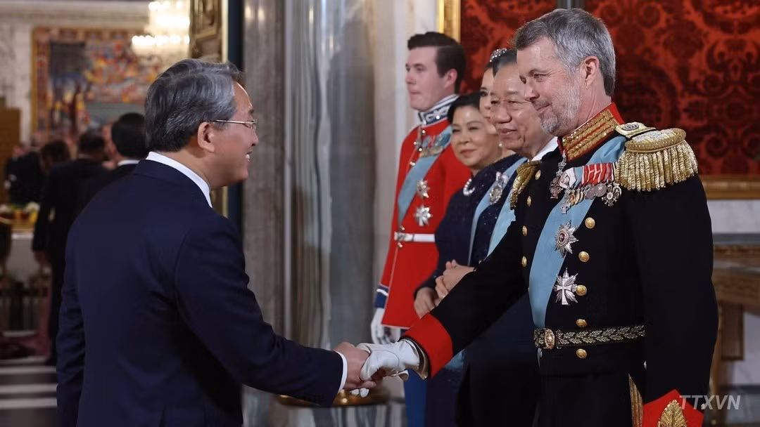 General Secretary and President To Lam and his spouse Ngo Phuong Ly, together with King Frederik X of Denmark, Queen Mary and Crown Prince Christian, greet delegates attending the banquet. (Photo: Thong Nhat/VNA)