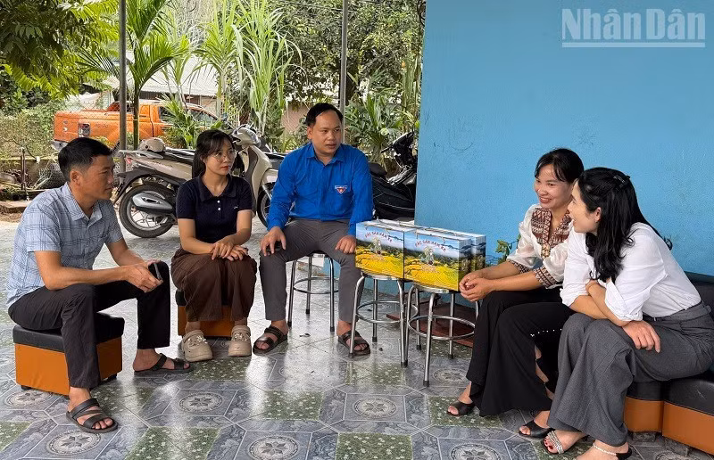 Commune officials in Nam Ke, Dien Bien Province, listen to the aspirations of residents of Phieng Vai Village regarding the preservation and development of their ethnic group’s traditional culture. (Photo: LE LAN)