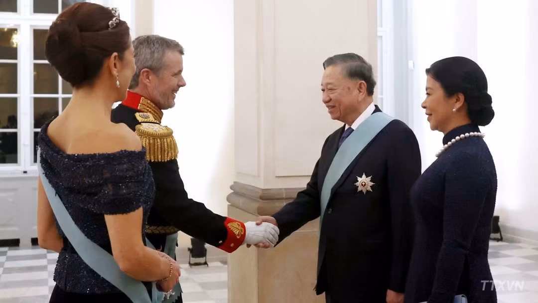 King Frederik X of Denmark and Queen Mary welcome General Secretary and President To Lam and his spouse Ngo Phuong Ly. (Photo: Thong Nhat/VNA)