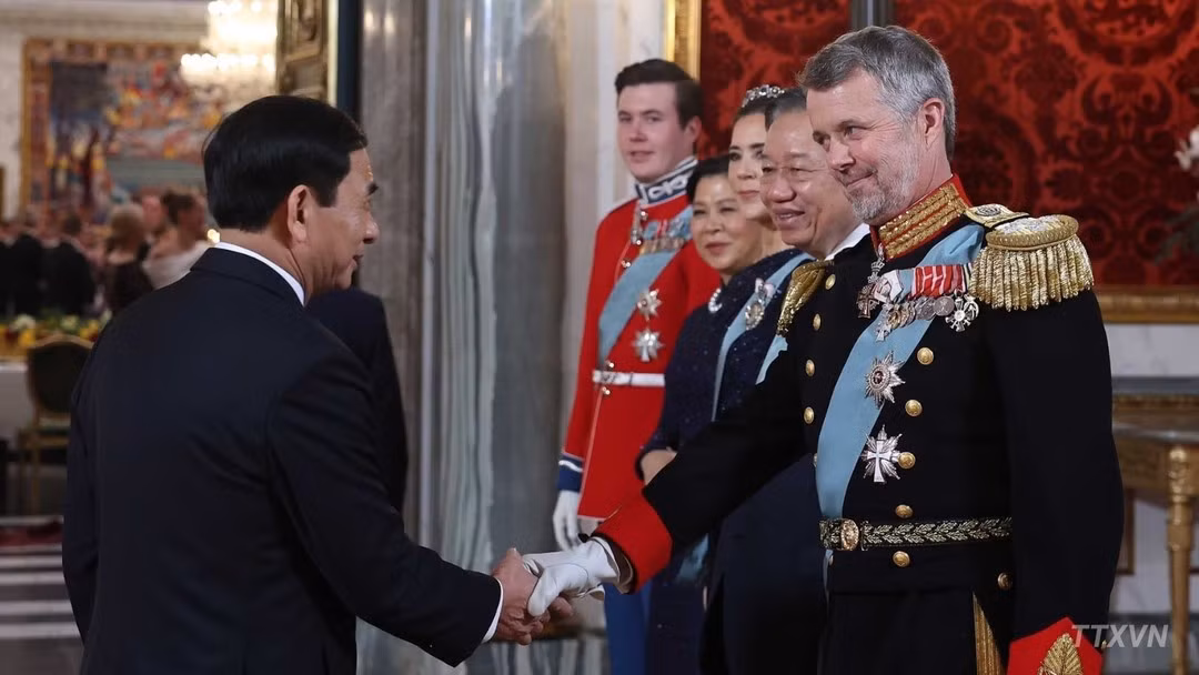 General Secretary and President To Lam and his spouse Ngo Phuong Ly, together with King Frederik X of Denmark, Queen Mary and Crown Prince Christian, greet delegates attending the banquet. (Photo: Thong Nhat/VNA)
