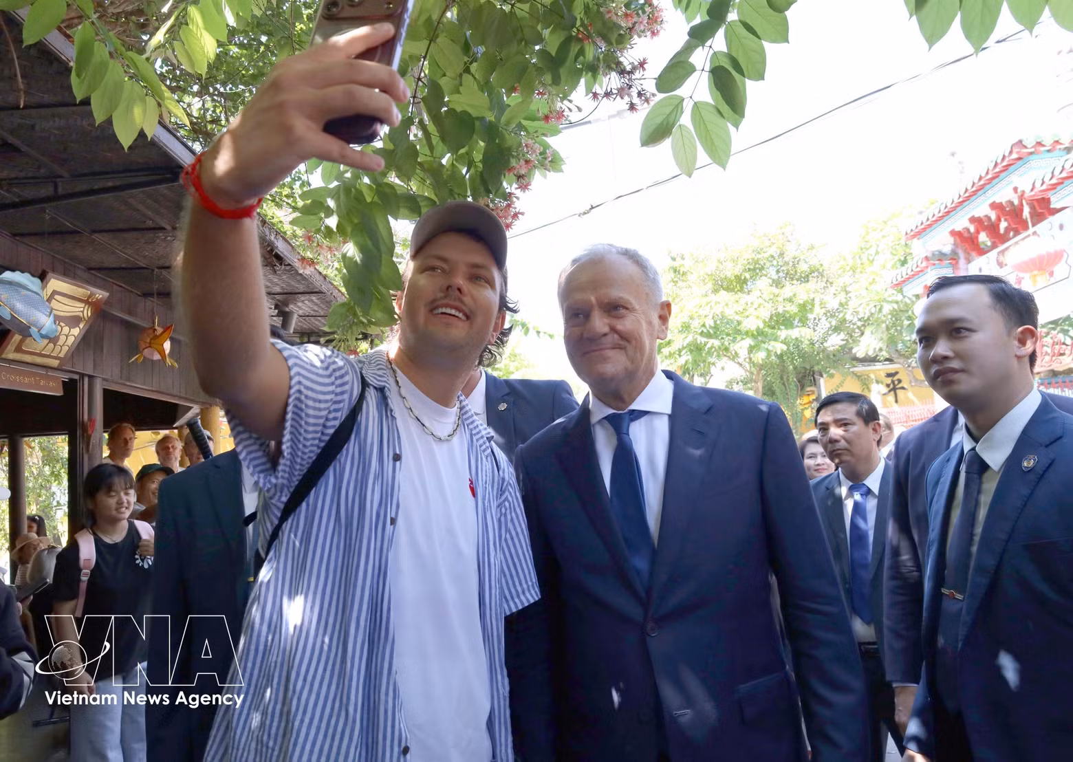 vnanet-potal-thu-tuong-ba-lan-donald-tusk-tham-va-giao-luu-voi-nguoi-dan-pho-co-hoi-an.jpg