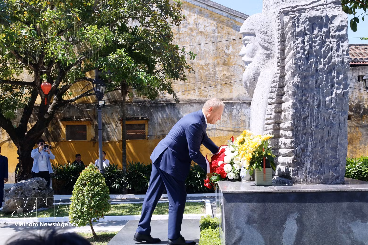 vnanet-potal-thu-tuong-ba-lan-donald-tusk-tham-va-giao-luu-voi-nguoi-dan-pho-co-hoi-an-3807.jpg
