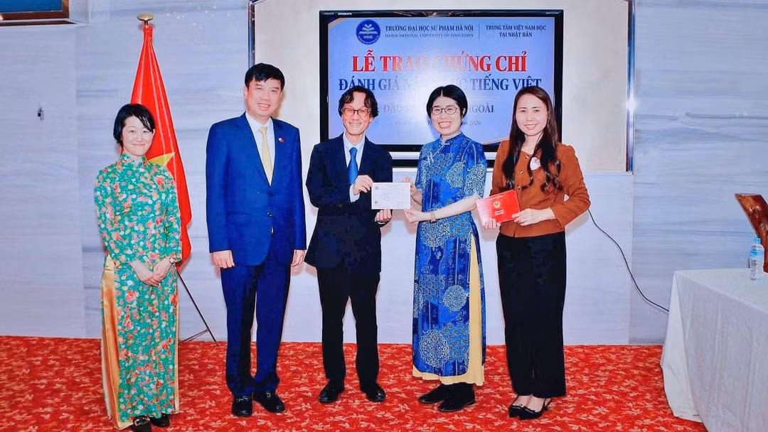 Professor Shimizu Masaaki (centre), Head of the Vietnamese Language Department at Osaka University of Foreign Studies, presents a B5 Vietnamese Language Certificate to candidate Matsuoka Reina. (Photo: Consulate General of Viet Nam in Osaka)