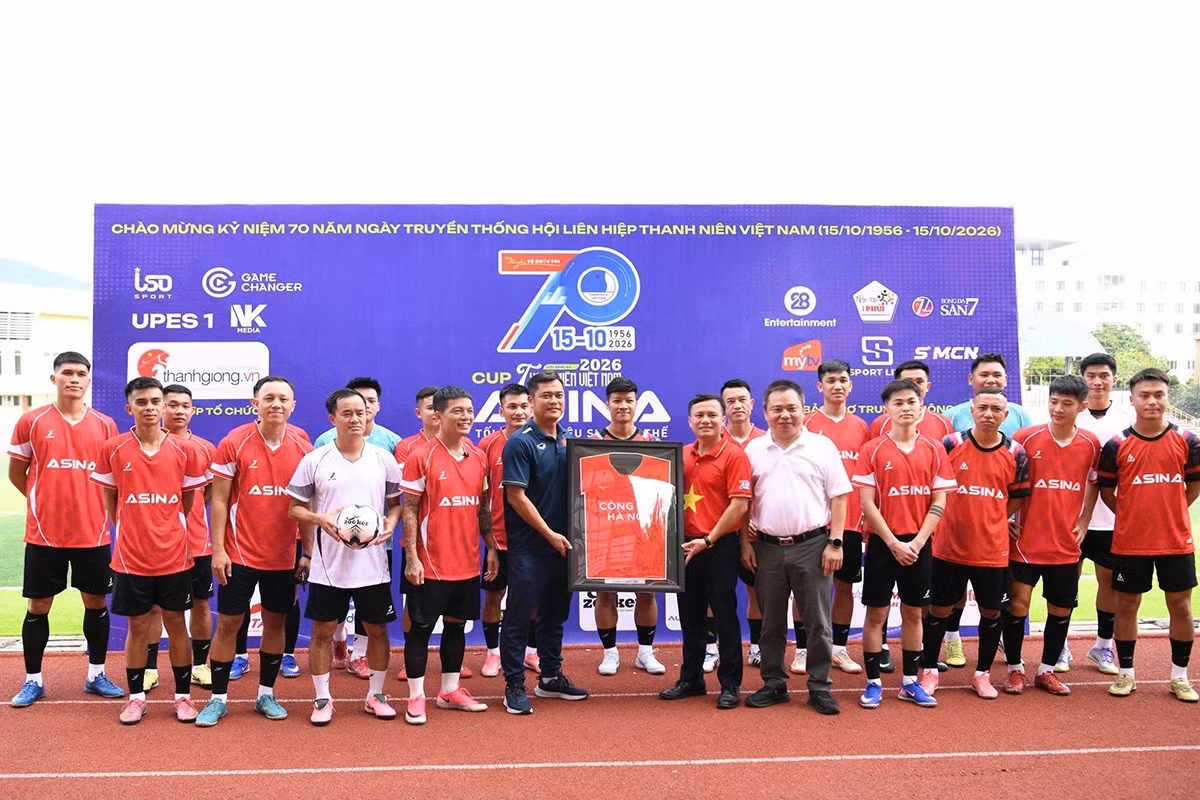 Representatives of the Central Committee of the Viet Nam Youth Federation receive gifts and support from benefactors at the tournament’s opening ceremony. (Photo: Provided by the Central Committee of the Viet Nam Youth Federation)