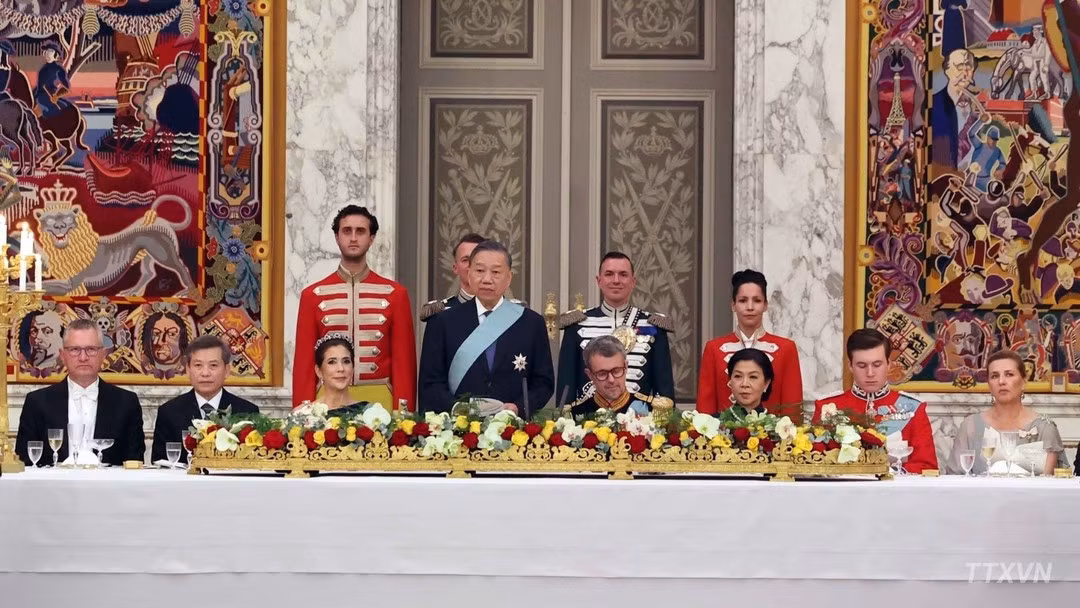 General Secretary and President To Lam and his spouse Ngo Phuong Ly, together with King Frederik X of Denmark, Queen Mary and Crown Prince Christian, attend the banquet. (Photo: Thong Nhat/VNA)