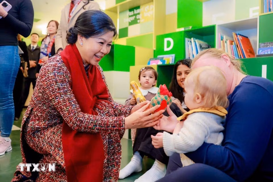 Ngo Phuong Ly, spouse of General Secretary of the Communist Party of Viet Nam Central Committee and President To Lam, and Queen Mary visit a children’s play area at BIBLIOTEKET Rentemestervej on October 19, 2026. (Photo: VNA)