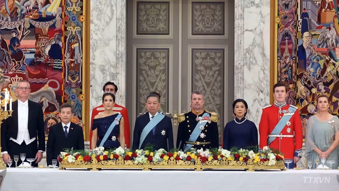 General Secretary and President To Lam and his spouse Ngo Phuong Ly, together with King Frederik X of Denmark, Queen Mary, Crown Prince Christian and other delegates, take part in the flag-raising ceremony. (Photo: Thong Nhat/VNA)