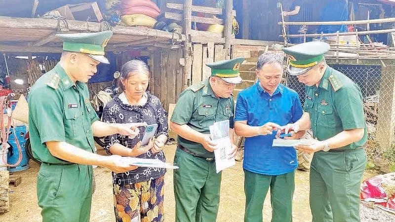 Officers and soldiers of Xuan Truong Border Guard Station provide border residents with information on digital transformation.