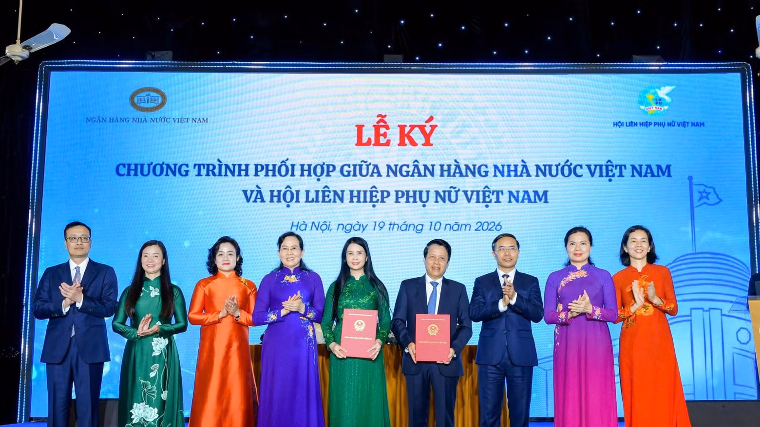 Signing ceremony for the cooperation program between the State Bank of Viet Nam and the Viet Nam Women's Union. (Photo: VIET PHONG)