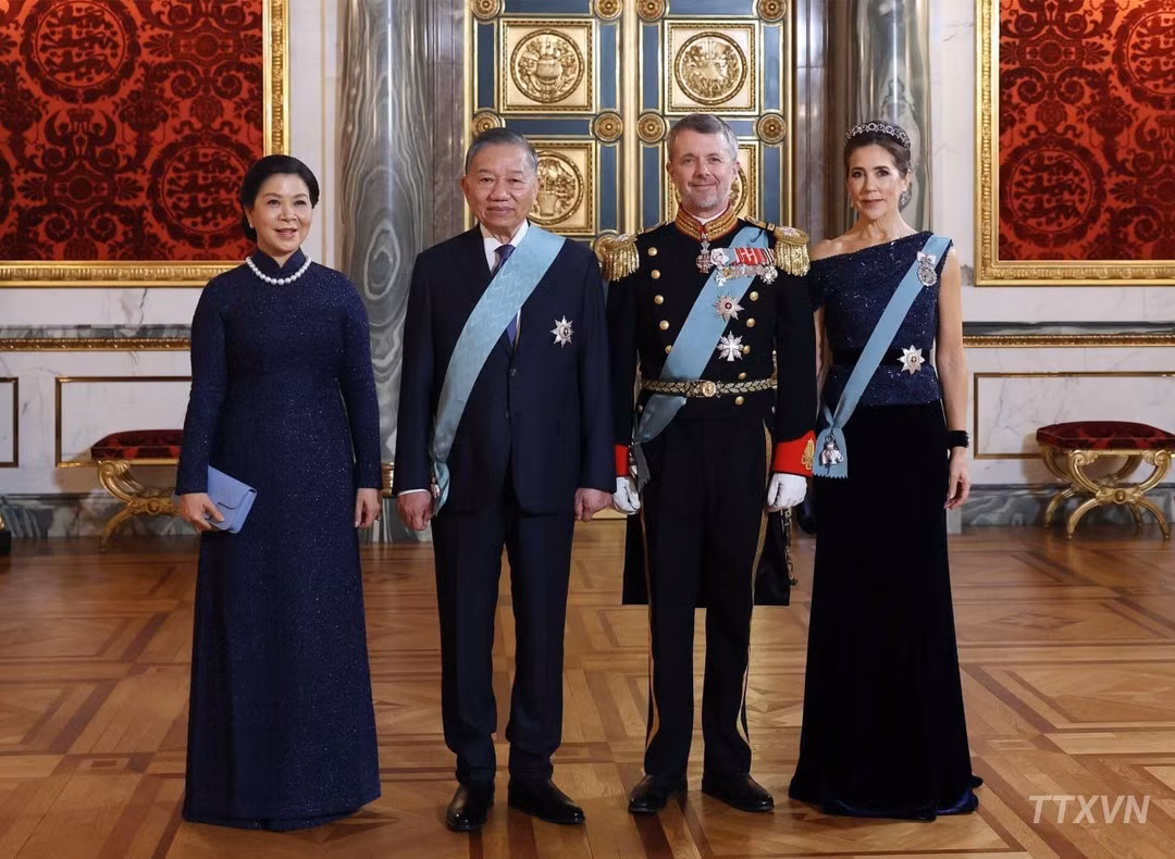 General Secretary and President To Lam and his spouse Ngo Phuong Ly pose for a group photo with King Frederik X of Denmark and Queen Mary. (Photo: Thong Nhat/VNA)