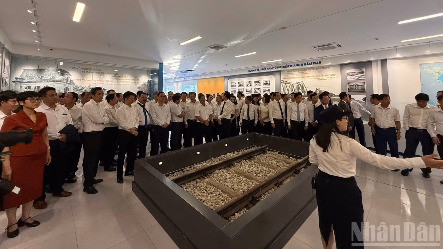Guiding delegates through the railway sector’s historical milestones. (Photo: LUONG NHUNG)