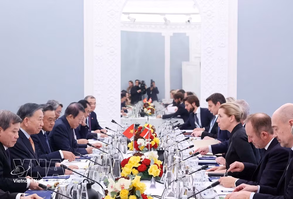 The talks between General Secretary of the Communist Party of Viet Nam Central Committee and President To Lam (second, left) and Prime Minister of Denmark Mette Frederiksen (third, right) in Copenhagen on October 20, 2026 (Photo: VNA)