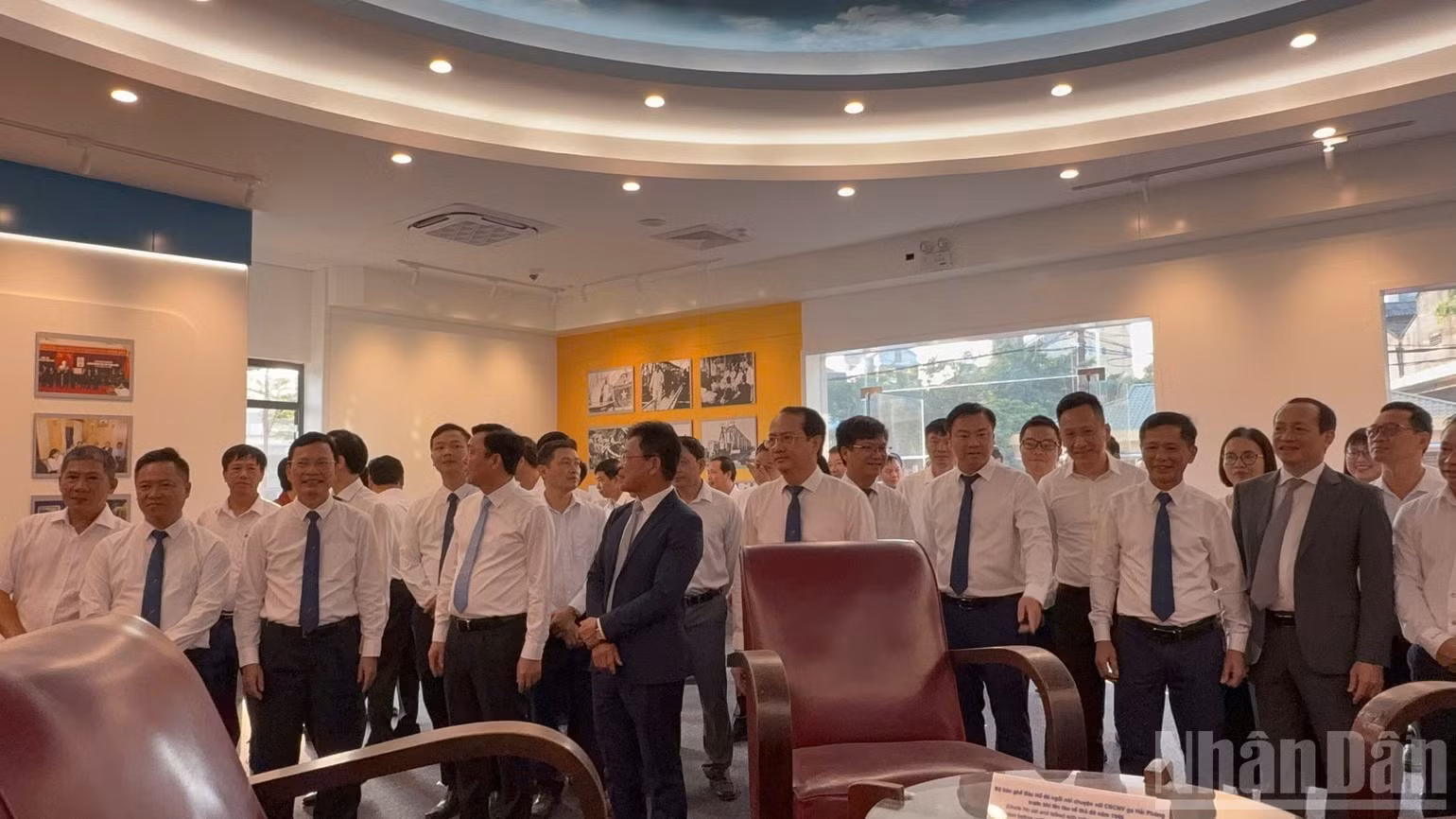 Delegates view the set of tables and chairs where President Ho Chi Minh once sat at Hai Phong Station (October 21, 1946), displayed at the heritage area. (Photo: LUONG NHUNG)