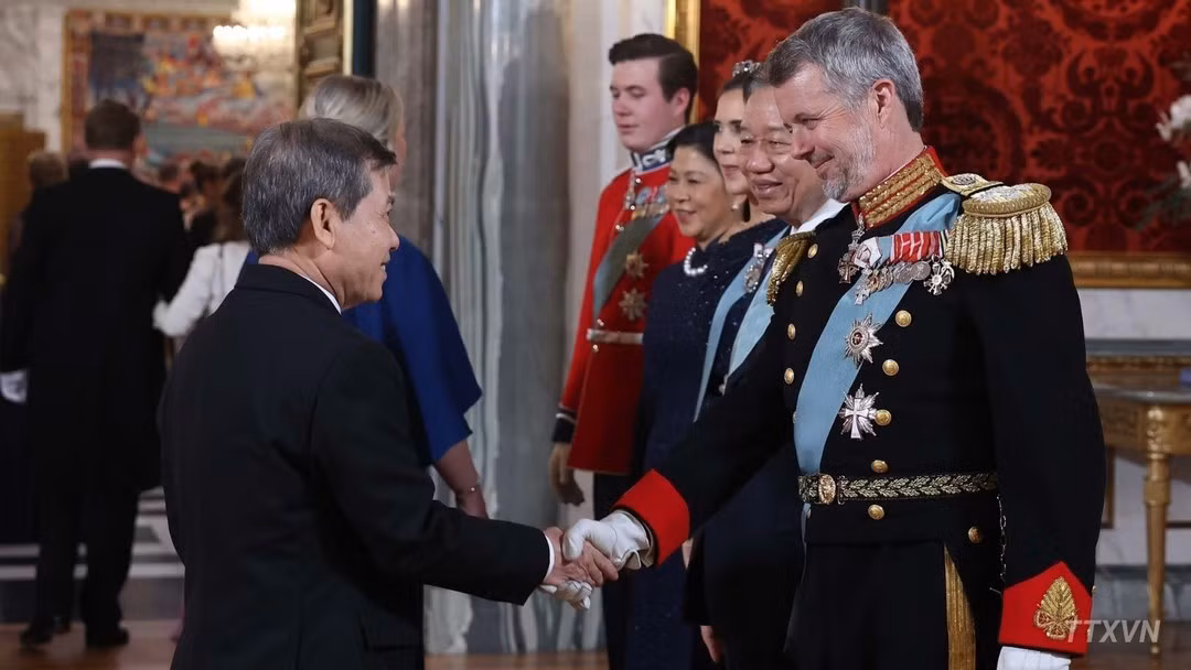 General Secretary and President To Lam and his spouse Ngo Phuong Ly, together with King Frederik X of Denmark, Queen Mary and Crown Prince Christian, greet delegates attending the banquet. (Photo: Thong Nhat/VNA)
