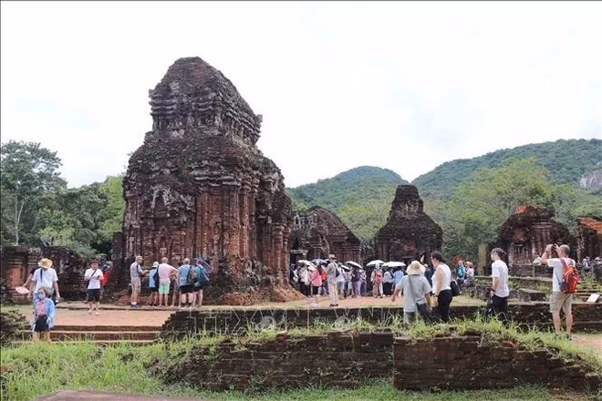 Visitors explore the My Son World Cultural Heritage site. (Photo: VNA)