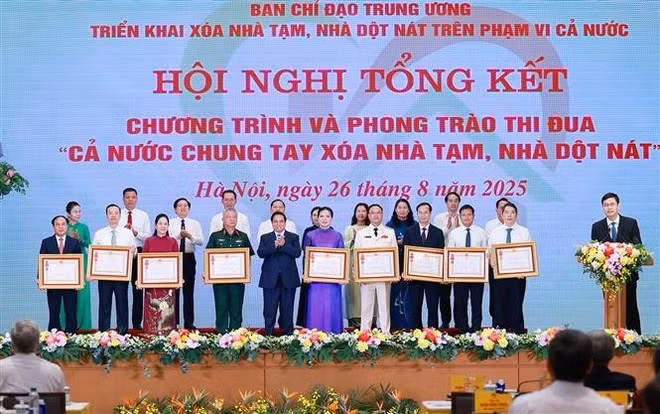 Third-class Labour Orders are presented to collectives with outstanding contributions to the campaign. (Photo: VNA)