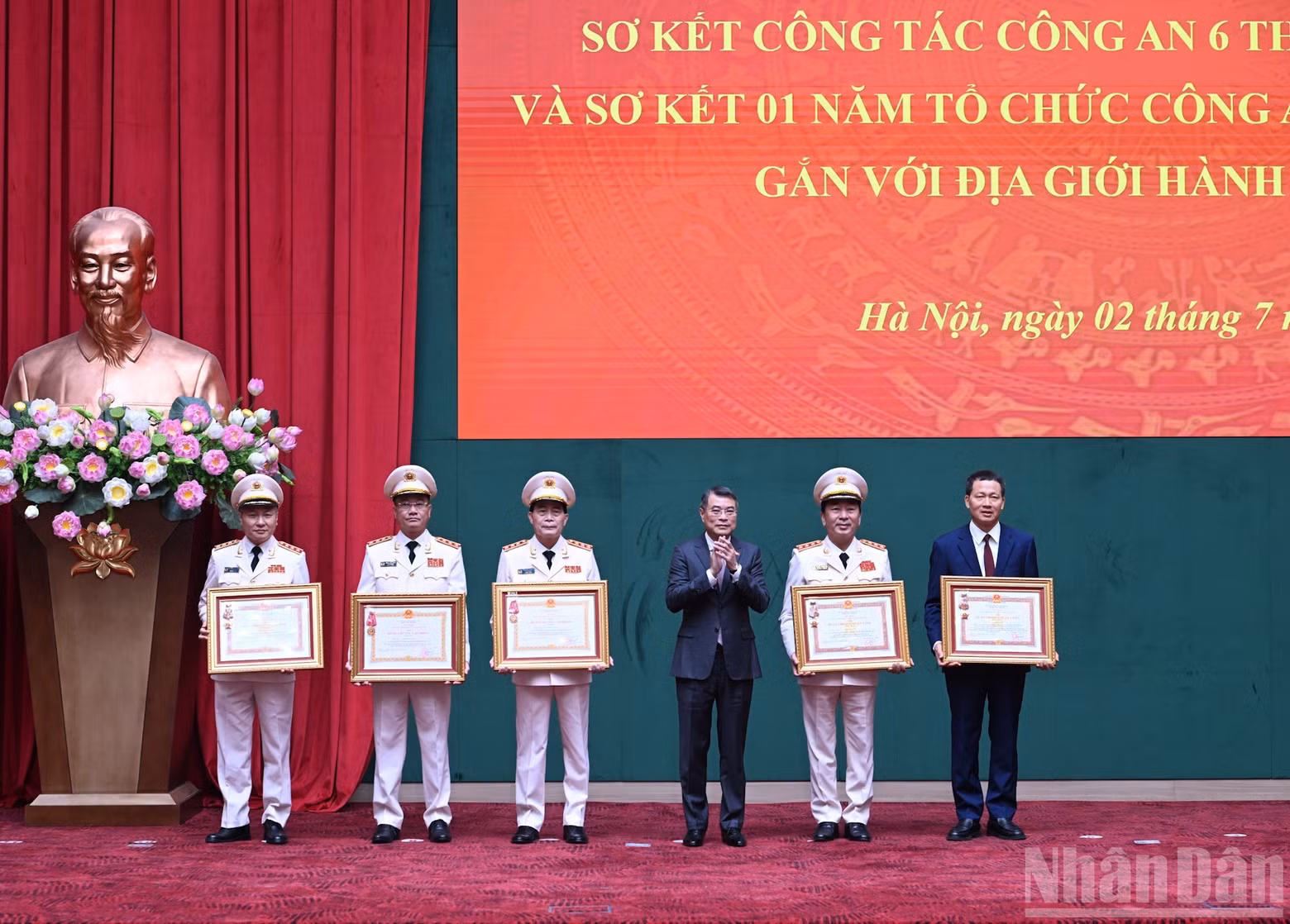 Prime Minister Le Minh Hung presents the first-class Military Exploit Order and the third-class Labour Order to individuals in recognition of their outstanding achievements at the event. (Photo: NDO)