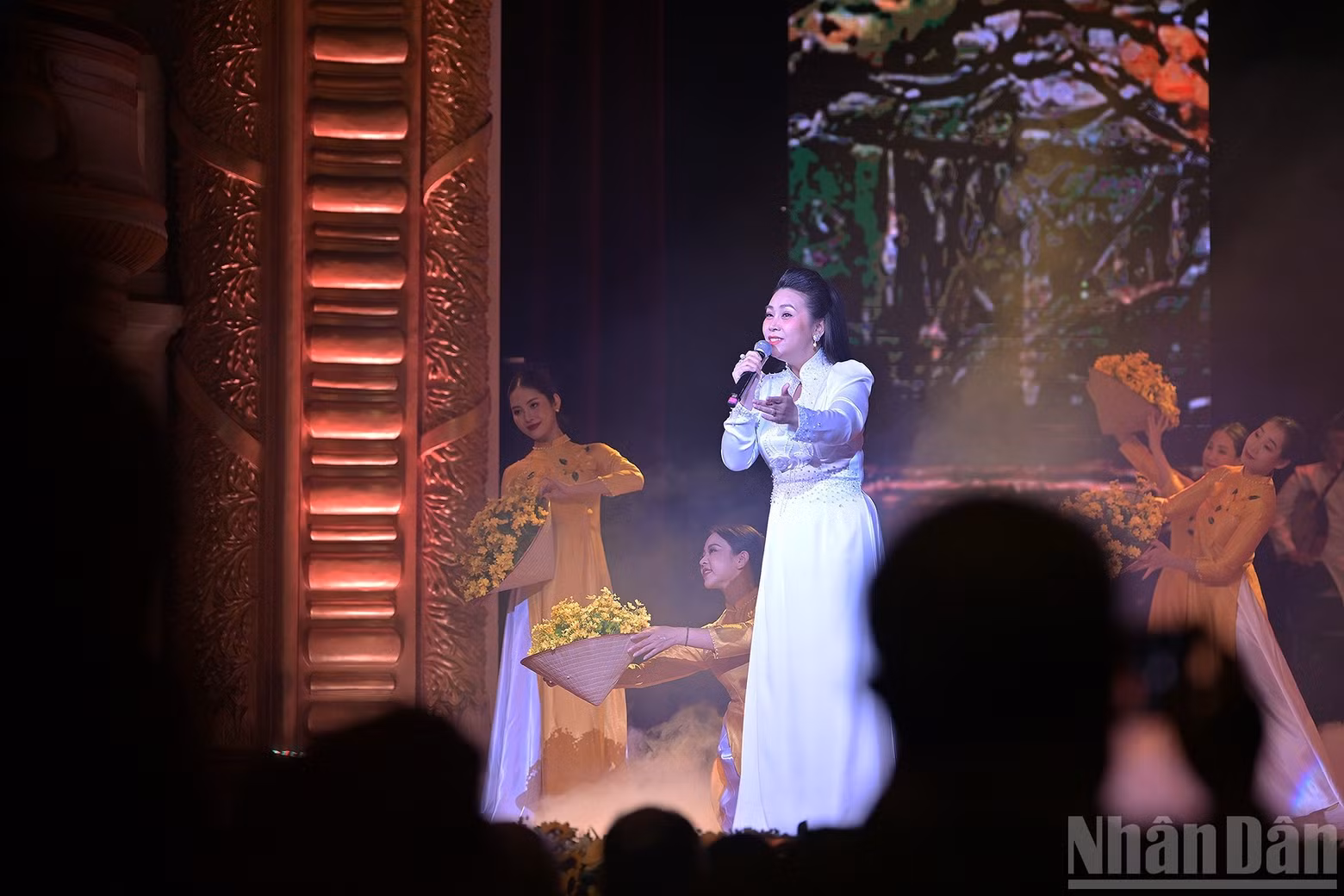 Song about Ha Noi performed at the event.