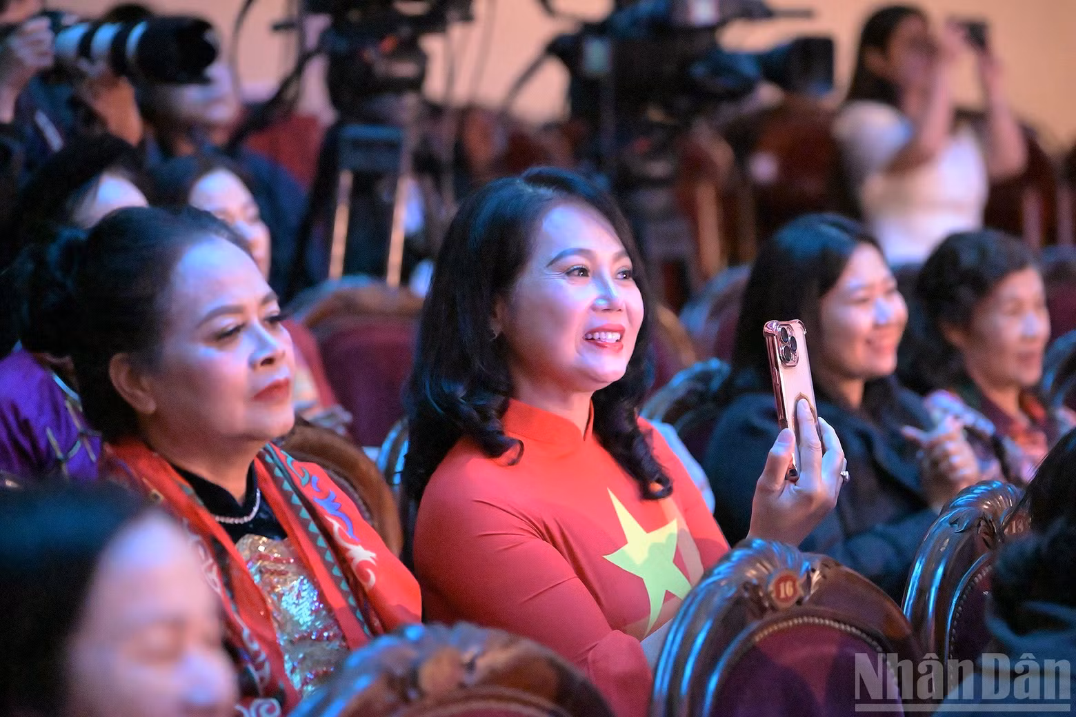 A large audience joined the programme, immersed in songs celebrating the special Viet Nam–Cuba friendship.
