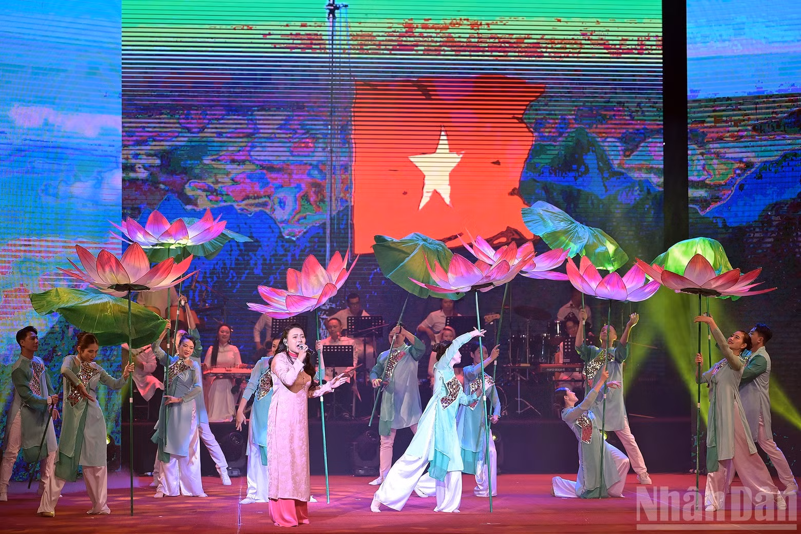Musical performances praising the country and people of Viet Nam.