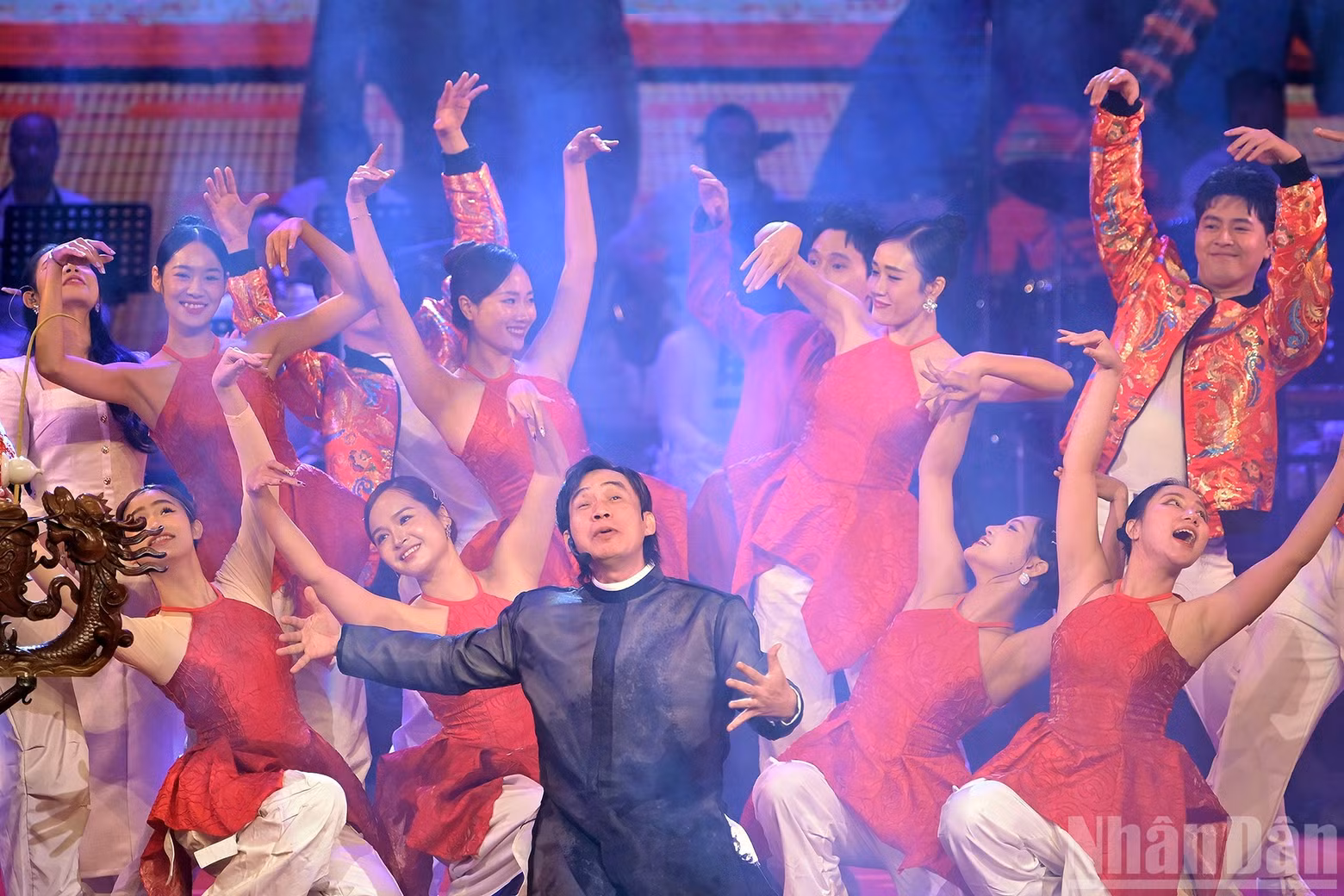 Artists skilfully intertwined elements of traditional culture with modern touches, creating a unique and engaging version of “Xam Ha Thanh.”