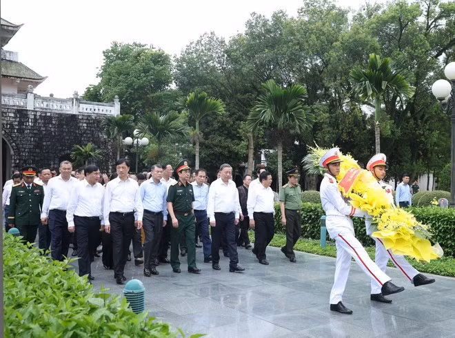 Party General Secretary To Lam and delegates pay tribute to martyrs at the A1 National Martyrs’ Cemetery (Photo: VNA)