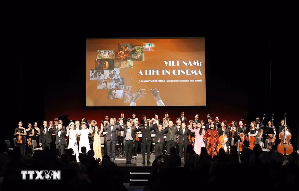 Artists at the cultural event in New York on September 21 evening. (Photo: VNA)