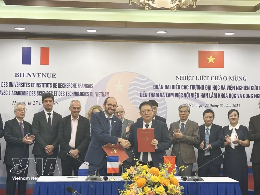 The Viet Nam Academy of Science and Technology holds a meeting with a delegation of leading national research institutes and universities from France in Ha Noi on May 27, 2025 (Photo: VNA)