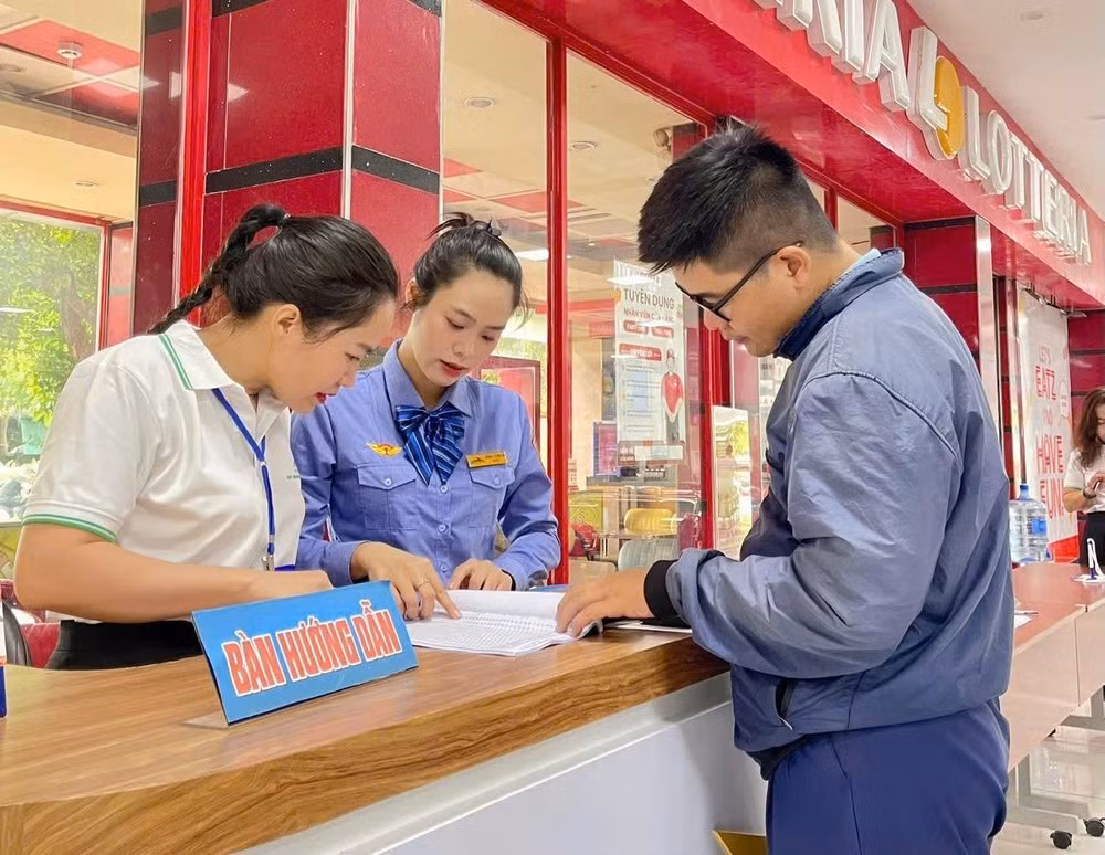 For students of universities, academies, colleges, professional secondary schools and vocational schools, the railway sector will offer fare reductions of between 10% and 20%.