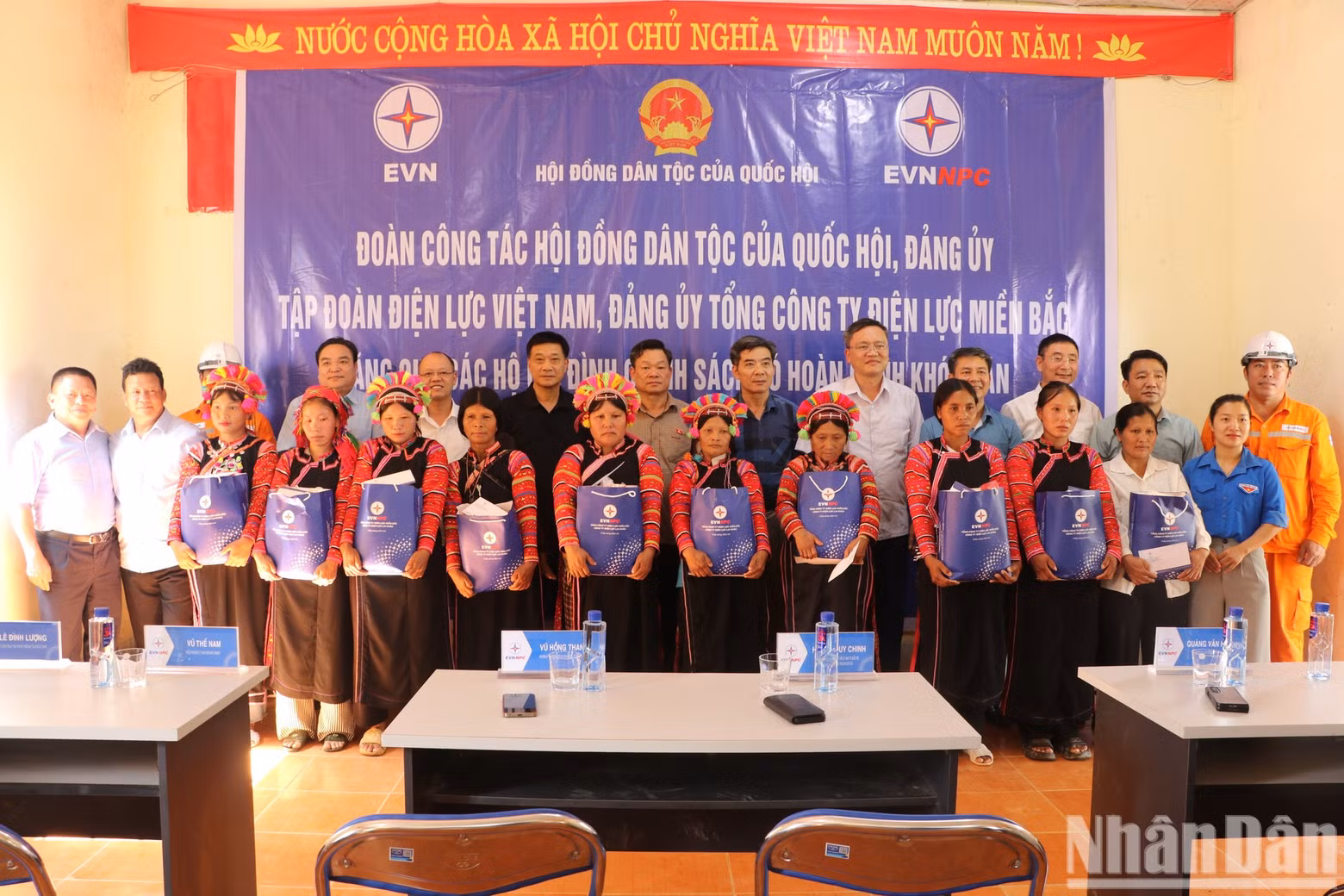 The working delegation of the Party Committee of the National Assembly’s Ethnic Council and the Party Committee of the Northern Power Corporation visits and presents gifts to poor households in Dau Nam Xa Hamlet, Bum To Commune. (Photo: AN NGUYEN)
