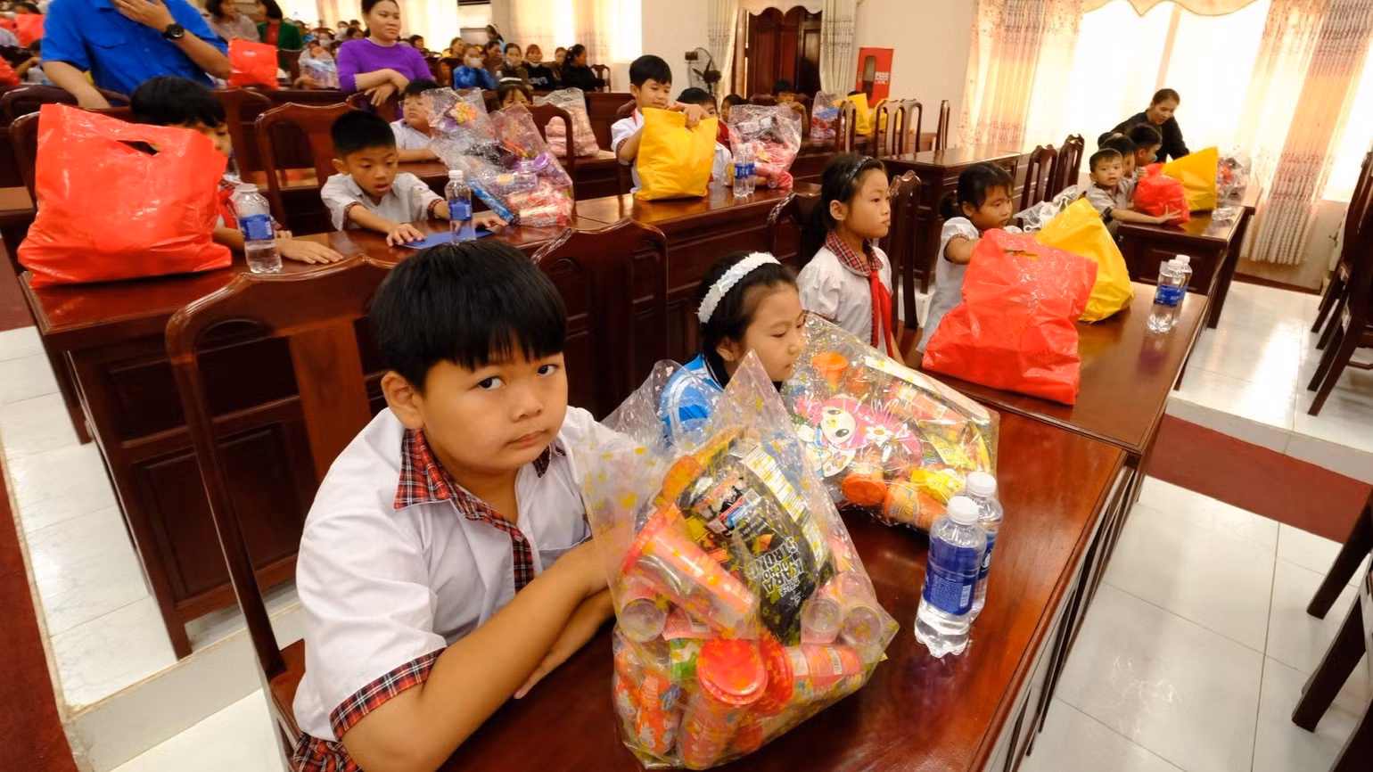 Children in Thien Hung commune, Dong Nai City, receive Mid-Autumn Festival gifts. (Photo: Nhat Son)