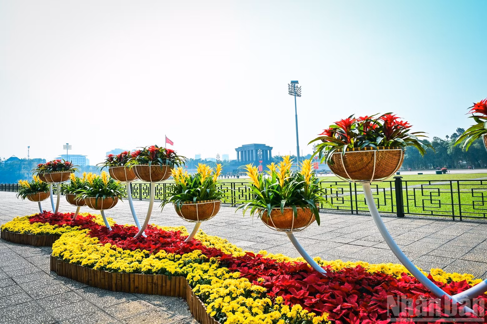 Along major roads, flower beds, floral stands and landscaped plant groupings are arranged harmoniously, forming a fresh and vibrant urban space.