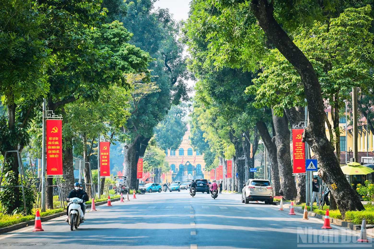 Along the streets, systems of panels, banners, Party flags and National Flags are installed neatly and uniformly, creating a festive yet dignified atmosphere.