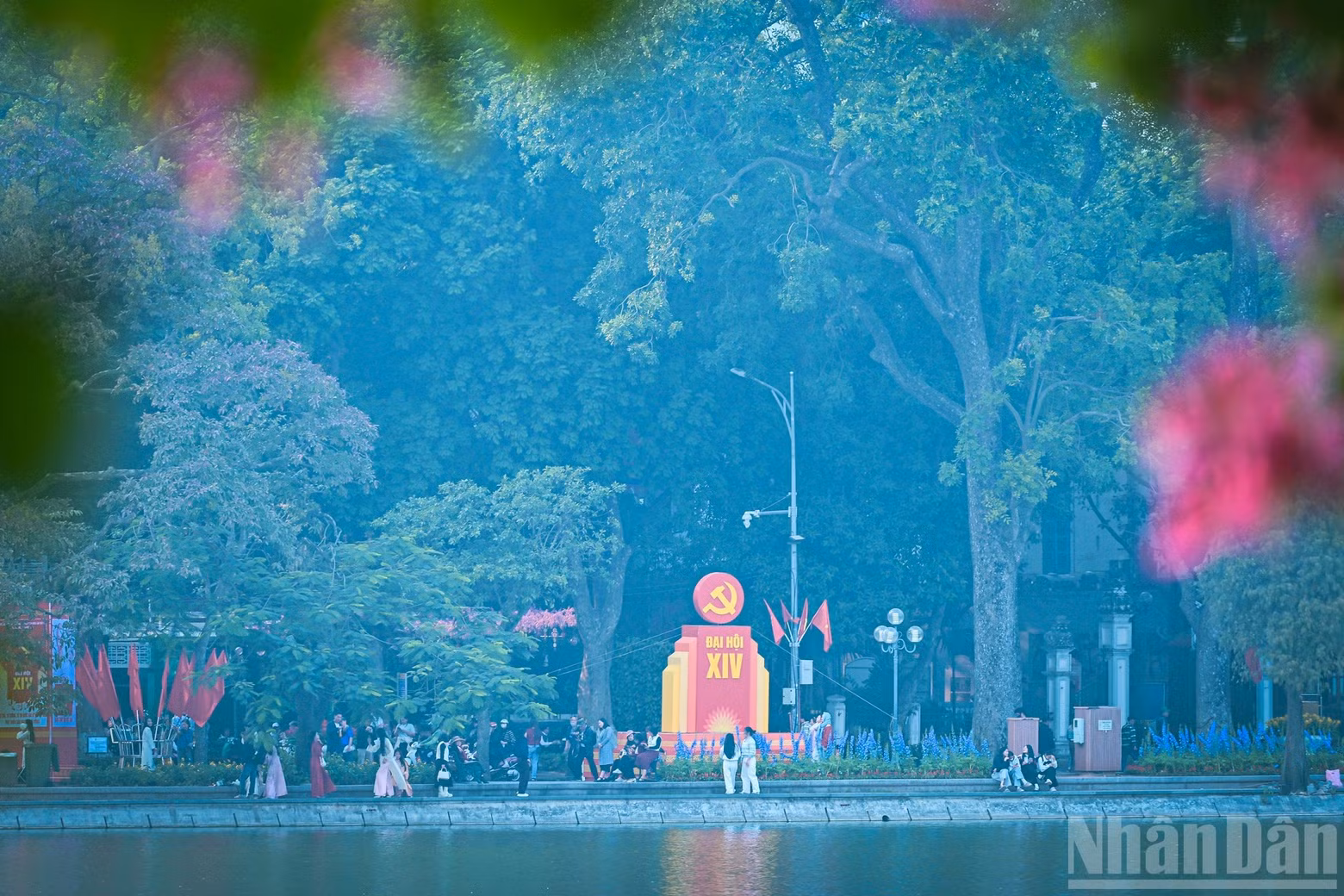 The system of celebratory panels and posters arranged harmoniously with the landscape around Hoan Kiem Lake.