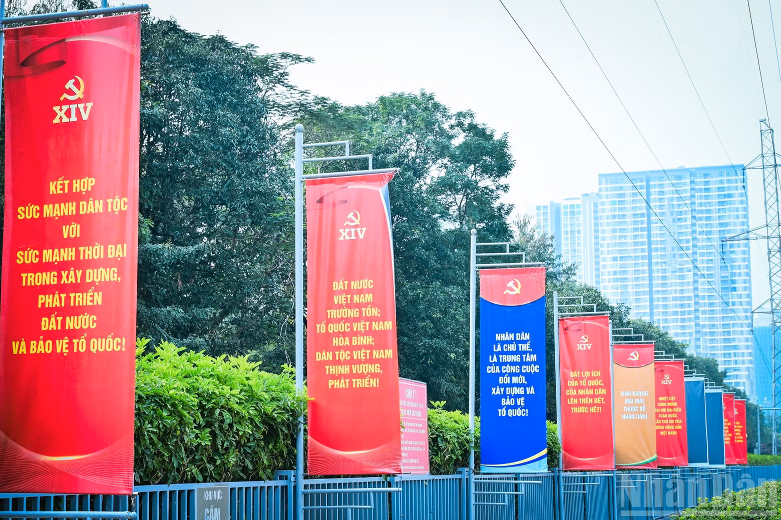 Propaganda slogans with concise wording that highlight the theme of the 14th National Party Congress are positioned at easily visible locations with heavy foot traffic.
