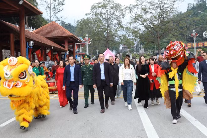 Lang Son welcomes the first group of international tourists entering through the Huu Nghi International Border Gate on January 1, 2026. (Photo: VNA)