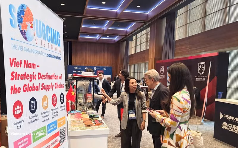 Vietnamese Trade Counsellor in Mexico Nguyen Thi Trang introduces Viet Nam’s pavilion at the 32nd Mexican Foreign Trade Congress. (Photo: VNA)