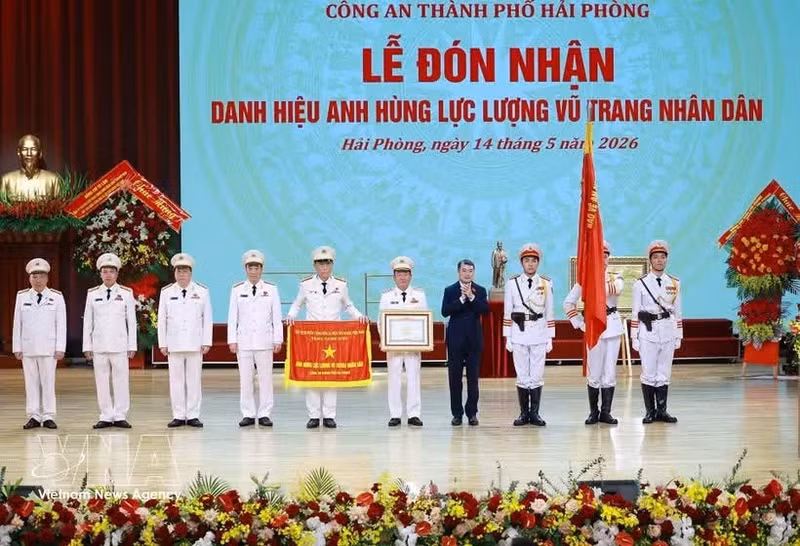 Prime Minister Le Minh Hung presents the title “Hero of the People's Armed Forces” to the Hai Phong city Department of Public Security. (Photo: VNA)