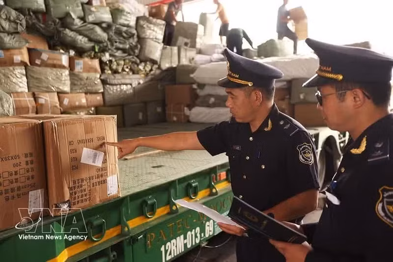Customs officers inspect import and export goods at Huu Nghi International Border Gate, Lang Son province. Photo: VNA