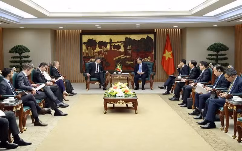 Standing Deputy Prime Minister Pham Gia Tuc (right) receives US Deputy Secretary of State Christopher Landau in Ha Noi on June 10 (Photo: VGP)