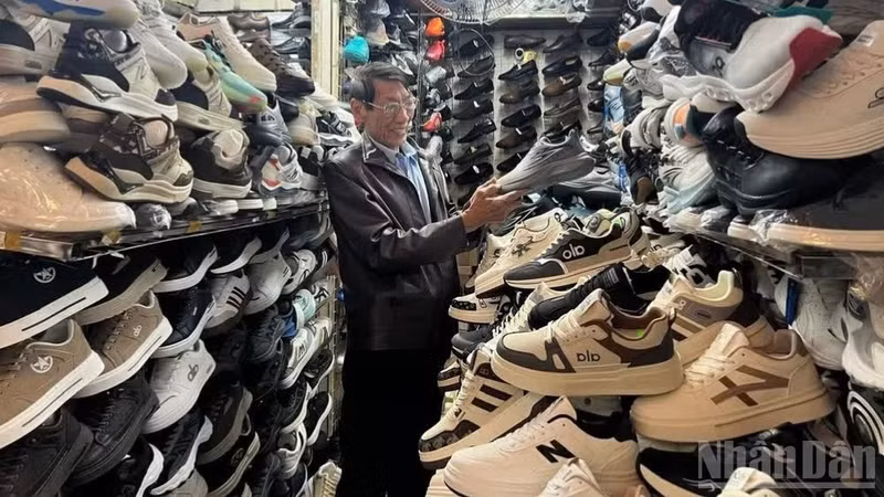 The draft Law on the Development of Small and Medium-sized Enterprises will establish policies to support the development of SMEs converted from household and individual businesses. (Illustrative photo: NHA TRANG)