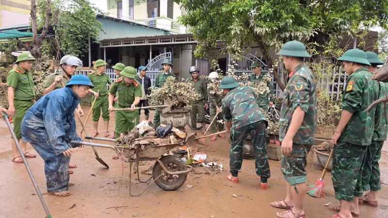 Quang Tri provincial authorities organise clean-up efforts after floodwaters recede.