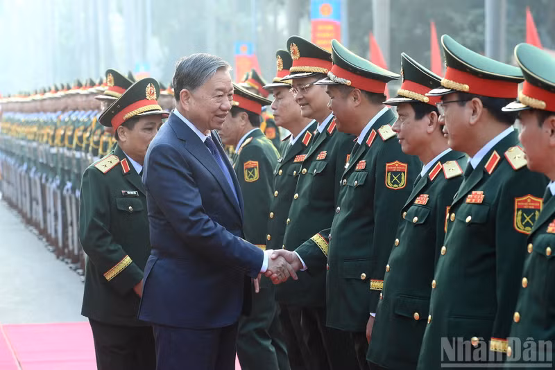 Party General Secretary To Lam with leaders of the Ministry of National Defence and the General Department of Logistics - Technical Services.