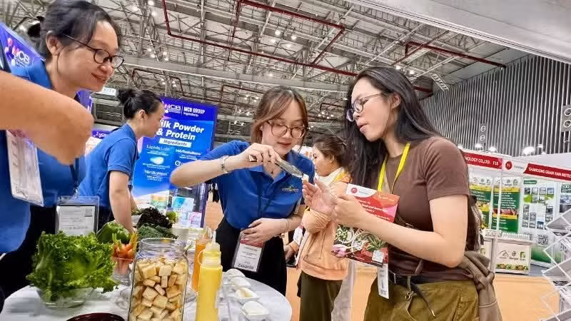 Visitors sample food and beverage products at the opening day of Fi Viet Nam 2026.