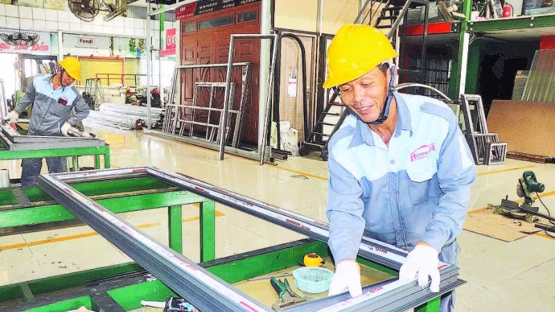 Aluminium and glass door production at Huynh De Door Engineering Joint Stock Company (Tam Thang Ward, Ho Chi Minh City).