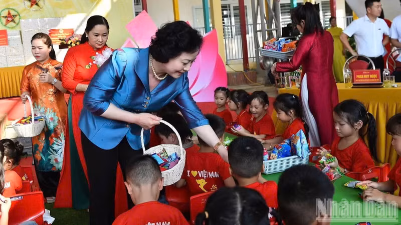 Deputy Prime Minister Pham Thi Thanh Tra hands out Mid-Autumn Festival sweets to pupils. (Photo: THANH PHUC)