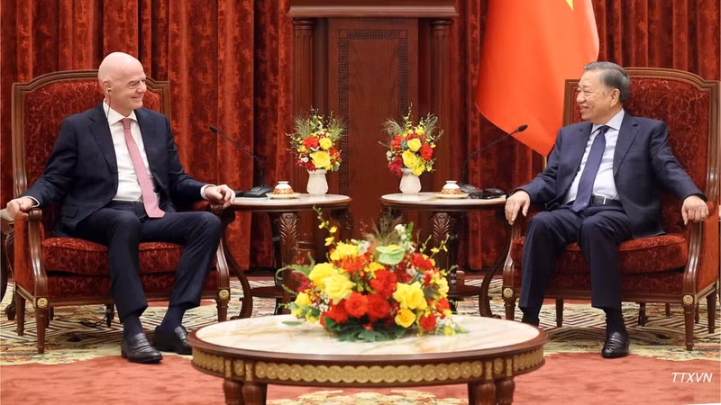 General Secretary of the Communist Party of Viet Nam (CPV) Central Committee and President To Lam (right) receives FIFA President Gianni Infantino in Ha Noi on August 26 (Photo: VNA)