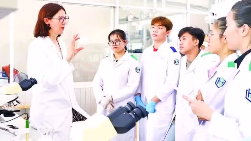 Professor Emilie Allard-Vannier of the University of Tours (France) guides students from the University of Health Sciences under Viet Nam National University Ho Chi Minh City in conducting an experiment. (Photo: UHS)