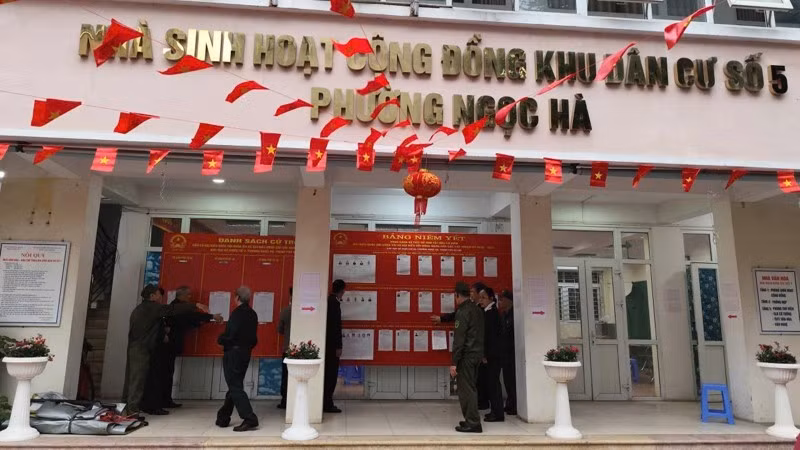 Veterans in Ngoc Ha Ward (Ha Noi) check the posted list of candidates, preparing for election day.