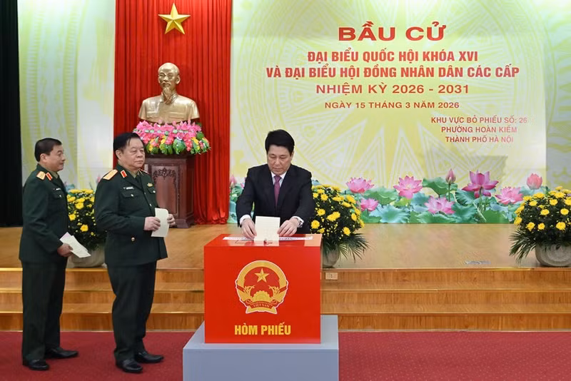 State President Luong Cuong and military officials cast ballots at Polling Station No. 26 in Hoan Kiem ward, Ha Noi, on the morning of March 15. (Photo: nhandan.vn)